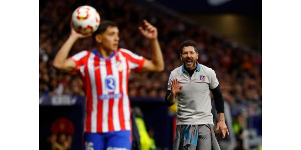 Diego Simeone odotti pelaajien saapuvan tunneliin ensimmäistä kertaa Diego Simeone odotti pelaajien saapuvan tunneliin ensimmäistä kertaa